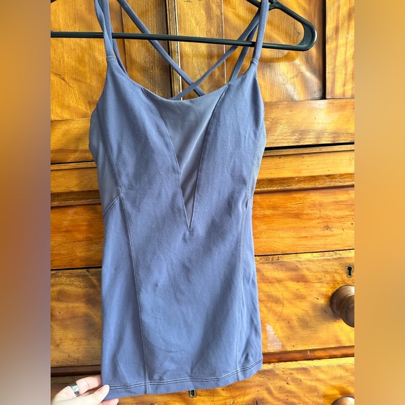 Lululemon workout top with built in bra and mesh back size XS - Picture 3 of 5